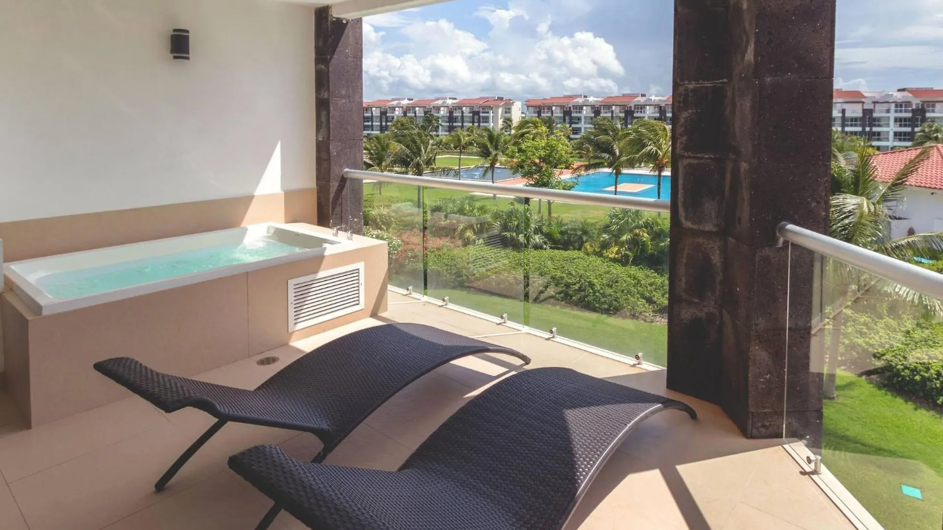 Luxury 3 Bedroom Condo - Beachfront Complex At Mareazul - Buena Vida Playa del Carmen Ferienhaus